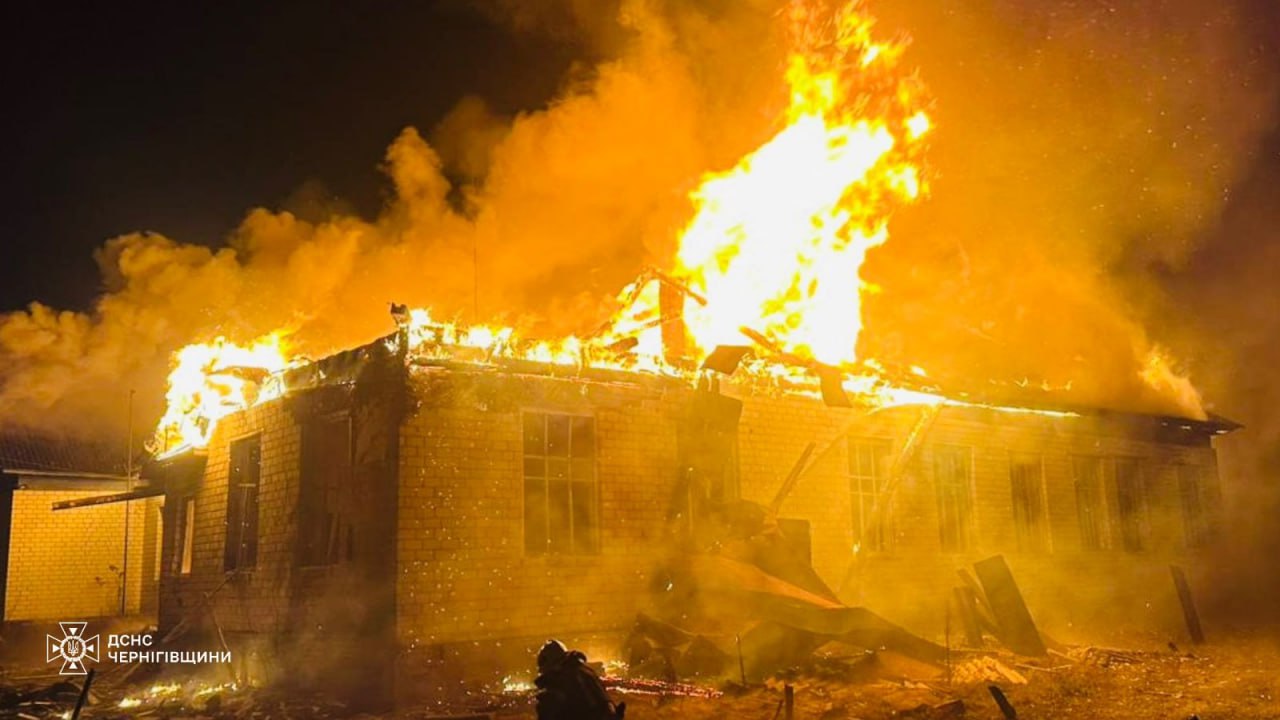 Росіяни вночі вдарили дронами по Чернігівщині: спалахнула пожежа